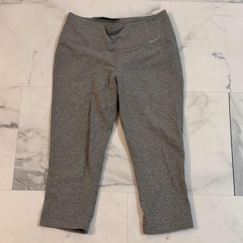 🩶Nike🩶 Dri-Fit Gray Cropped Leggings
